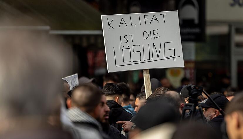 Teilnehmer hielten bei der Demonstration am 27. April unter anderem ein Plakat mit der Aufschrift "Kalifat ist die Lösung" in die Höhe.