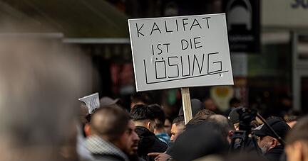 Teilnehmer einer Islamisten-Demo hielten bei der Demonstration am 27. April unter anderem ein Plakat mit der Aufschrift «Kalifat ist die Lösung» in die Höhe.