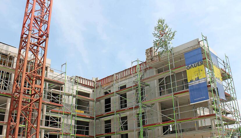 Der Rohbau ist fertig: Im Frühjahr 2019 sollen die ersten Bewohner ihre Einzelzimmer im neuen Pflegeheim beziehen können. Bodentiefe Fenster ermöglichen auch Rollstuhlfahrern eine gute Aussicht.
Foto: Julia Weller Der Rohbau ist fertig: Im Frühjahr 2019 sollen die ersten Bewohner ihre Einzelzimmer im neuen Pflegeheim beziehen können. Bodentiefe Fenster ermöglichen auch Rollstuhlfahrern eine gute Aussicht.
Foto: Julia Weller