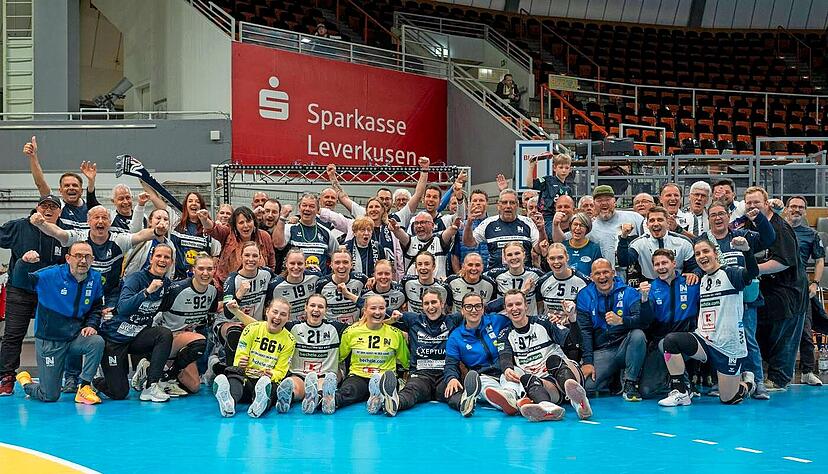 Im Jubel vereint: Fans und Mannschaft der Sport-Union Neckarsulm feierten in Leverkusen ausgelassen den Klassenerhalt.