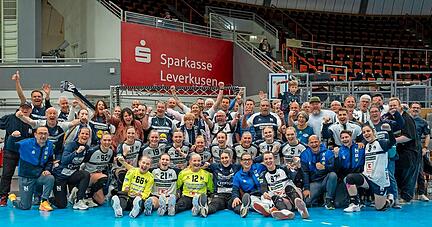 Im Jubel vereint: Fans und Mannschaft der Sport-Union Neckarsulm feierten in Leverkusen ausgelassen den Klassenerhalt. Foto: Patrick Mohr