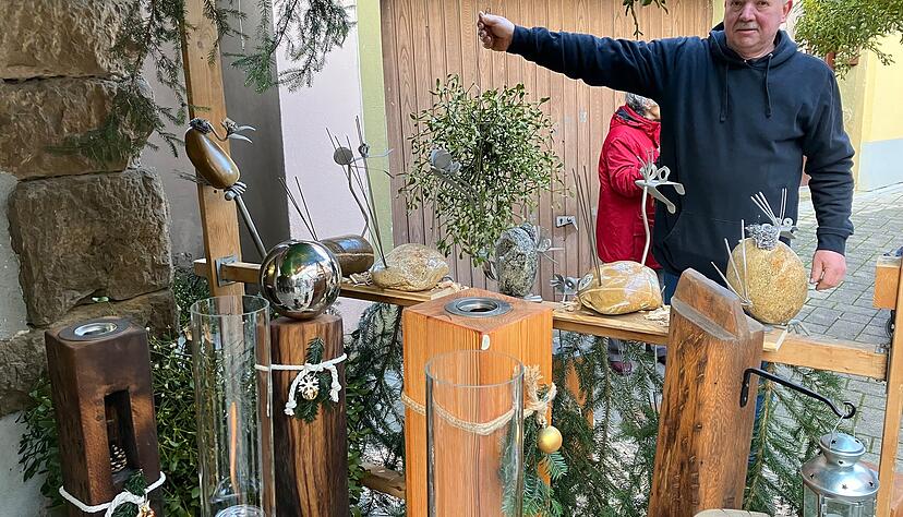 Manfred Schenkel holt Elke Schöll eine große Mistel von der Stange. Ihm gefällt die Atmosphäre zum Weihnachtsmarkt in der Altstadt. Manfred Schenkel holt Elke Schöll eine große Mistel von der Stange. Ihm gefällt die Atmosphäre zum Weihnachtsmarkt in der Altstadt.