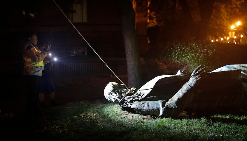 Im Zuge der Black-Lives-Matter-Proteste stürzten Demonstranten in den USA mehrere Statuen historischer Figuren, die sie in Verbindung mit Rassismus brachten. (Archivbild) Im Zuge der Black-Lives-Matter-Proteste stürzten Demonstranten in den USA mehrere Statuen historischer Figuren, die sie in Verbindung mit Rassismus brachten. (Archivbild)