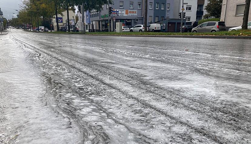 Die Oststraße in Heilbronn bildet sich am Donnerstag eine Schaumschicht. Besteht eine Gefahr für Autofahrer? Die Oststraße in Heilbronn bildet sich am Donnerstag eine Schaumschicht. Besteht eine Gefahr für Autofahrer?