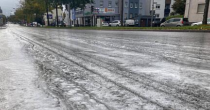 Die Oststraße in Heilbronn bildet sich am Donnerstag eine Schaumschicht. Besteht eine Gefahr für Autofahrer?
