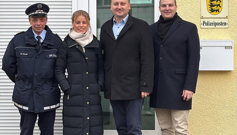 Gemeinsam und erfolgreich haben sich die Rathauschefs Cathrin Wöhrle, Simon Bolg und Moritz Baumann für den Polizeiposten in Sulzfeld eingesetzt. Laut des leitenden Polizeidirektors Dr. Gustav Zoller (links) lag die Vakanz am Personalmangel. Gemeinsam und erfolgreich haben sich die Rathauschefs Cathrin Wöhrle, Simon Bolg und Moritz Baumann für den Polizeiposten in Sulzfeld eingesetzt. Laut des leitenden Polizeidirektors Dr. Gustav Zoller (links) lag die Vakanz am Personalmangel.