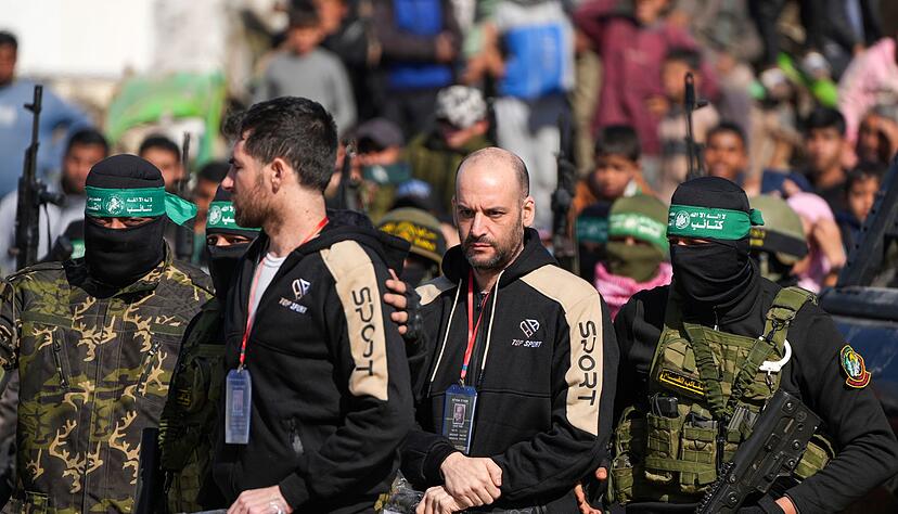 Israelische Geiseln vor der &Uuml;bergabe an das Rote Kreuz.