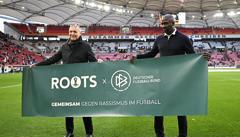 DFB-Pr&auml;sident Bernd Neuendorf (l) freut sich &uuml;ber die Zusammenarbeit mit dem fr&uuml;heren Bundesliga-Spieler Otto Addo. (Archivbild)