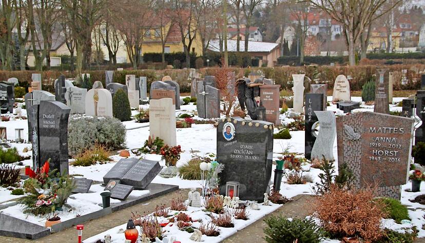 Die Gr&auml;ber auf dem Friedhof B&ouml;nnigheim stehen klassisch in einer Reihe. Fotografin Anika Krisch hat viele Begr&auml;bnisst&auml;tten besichtigt und fotografiert.Foto: Ines Franzke