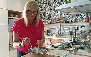 Karen Stadler schwingt den L&ouml;ffel. Daneben gibt es noch K&uuml;che Nummer zwei: Ehemann Peter brutzelt in der M&auml;nnerk&uuml;che &ouml;fter Fleisch auf dem Gourmet-Grill.