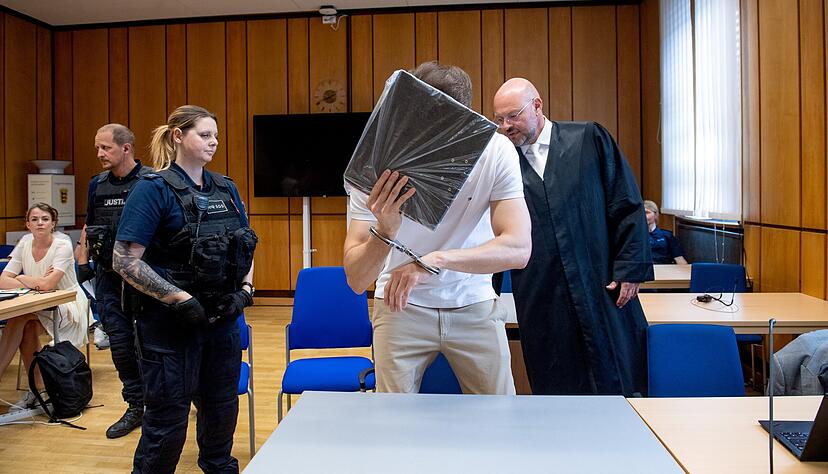 Der Prozess gegen den Heilbronner Gefängniswärter hat am Freitag begonnen. Der 32-Jährige soll Drogen in die Anstalt geschmuggelt haben.