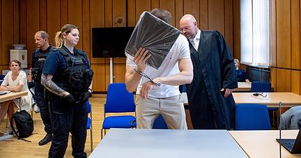 Der Prozess gegen den Heilbronner Gefängniswärter hat am Freitag begonnen. Der 32-Jährige soll Drogen in die Anstalt geschmuggelt haben.