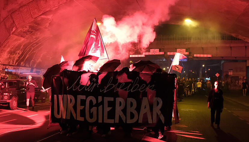 Teilnehmer einer linken Demonstration gehen durch den Stadtteil Neustadt und zünden Pyrotechnik. Sie protestieren gegen die Zuwächse rechter Parteien bei den Landtagswahlen in Sachsen. Foto: Sebastian Willnow/dpa +++ dpa-Bildfunk +++