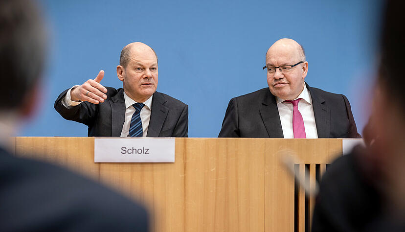 Olaf Scholz (SPD), Bundesminister der Finanzen, und Peter Altmaier (CDU, r), Bundesminister für Wirtschaft und Energie, geben eine Pressekonferenz zu den wirtschaftlichen Auswirkungen der Coronavirus-Krise. Olaf Scholz (SPD), Bundesminister der Finanzen, und Peter Altmaier (CDU, r), Bundesminister für Wirtschaft und Energie, geben eine Pressekonferenz zu den wirtschaftlichen Auswirkungen der Coronavirus-Krise.