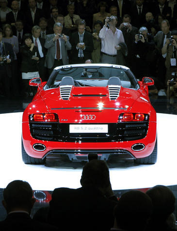 Die Roadster-Variante des Supersportwagens wurde im Vorfeld der Internationalen Automobilausstellung (IAA) in Frankfurt (17. bis 27. September) vorgestellt.