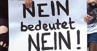 ARCHIV - 13.08.2011, Baden-Württemberg, Stuttgart: Frauen protestieren mit einem Plakat mit der Aufschrift "Nein bedeutet Nein!" beim so genannten «Slutwalk» (Schlampenspaziergang) in der Stuttgarter Innenstadt. (zu dpa: "MeToo-Anlaufstelle: 255 Menschen haben sich gemeldet") Foto: Frank Eppler/dpa +++ dpa-Bildfunk +++ | Verwendung weltweit ARCHIV - 13.08.2011, Baden-Württemberg, Stuttgart: Frauen protestieren mit einem Plakat mit der Aufschrift "Nein bedeutet Nein!" beim so genannten «Slutwalk» (Schlampenspaziergang) in der Stuttgarter Innenstadt. (zu dpa: "MeToo-Anlaufstelle: 255 Menschen haben sich gemeldet") Foto: Frank Eppler/dpa +++ dpa-Bildfunk +++ | Verwendung weltweit