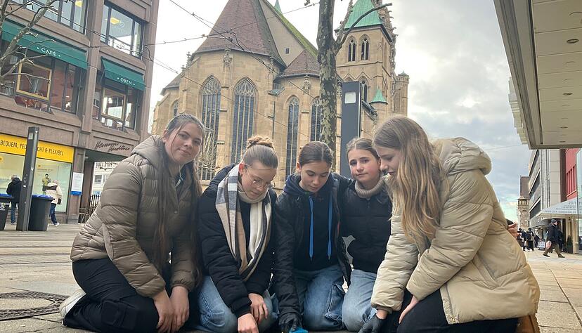Svea Müssig, Lara Staudinger, Isabella Dettling, Ella Losberger und Mia-Marie Brestel (von links) polierten dieser Tage Stolpersteine in der Heilbronner Innenstadt. Svea Müssig, Lara Staudinger, Isabella Dettling, Ella Losberger und Mia-Marie Brestel (von links) polierten dieser Tage Stolpersteine in der Heilbronner Innenstadt.