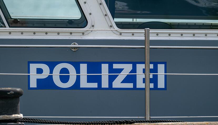 Warum der Kran in den Rhein gest&uuml;rtzt ist, ist weiter unklar. (Symbolbild)