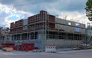 EBM-Papst investiert auch in diesem Jahr fleißig: 16 Millionen Euro kostet die Gebäudeaufstockung für die Elektronikentwicklung. EBM-Papst investiert auch in diesem Jahr fleißig: 16 Millionen Euro kostet die Gebäudeaufstockung für die Elektronikentwicklung.