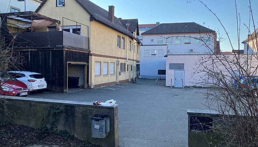 Der Hof hinter dem NKD ist wenig ansehnlich. Der Übergang zur Grünanlage Klostergraben und der Tiefgarage soll im Zuge des Neubaus besser gestaltet werden.