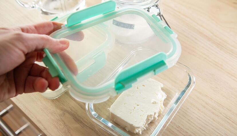 Zum Vergleich: Ein Feta ohne Salzlake wird ebenfalls in eine luftdichte Schale gegeben. Zum Vergleich: Ein Feta ohne Salzlake wird ebenfalls in eine luftdichte Schale gegeben.