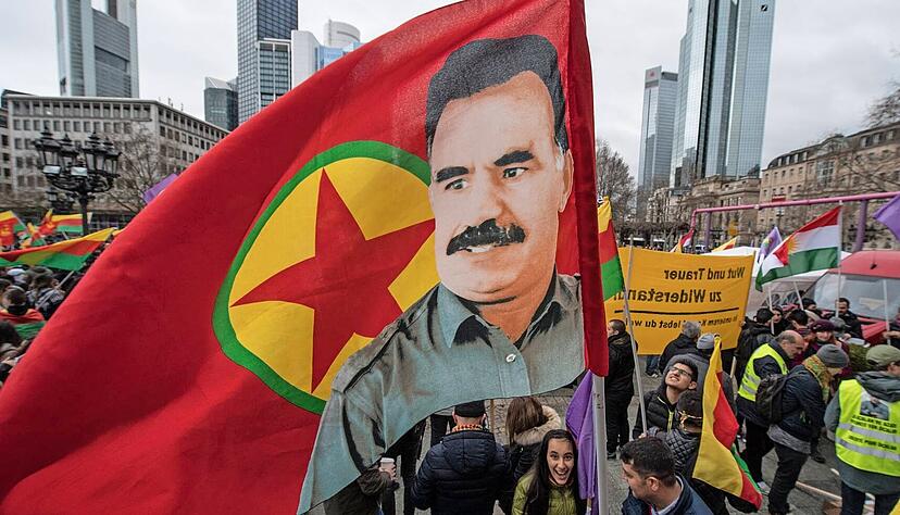 Demonstranten w&auml;hrend einer Kundgebung in Frankfurt/Main mit einer Fahne mit dem Konterfei Abdullah &Ouml;calans.