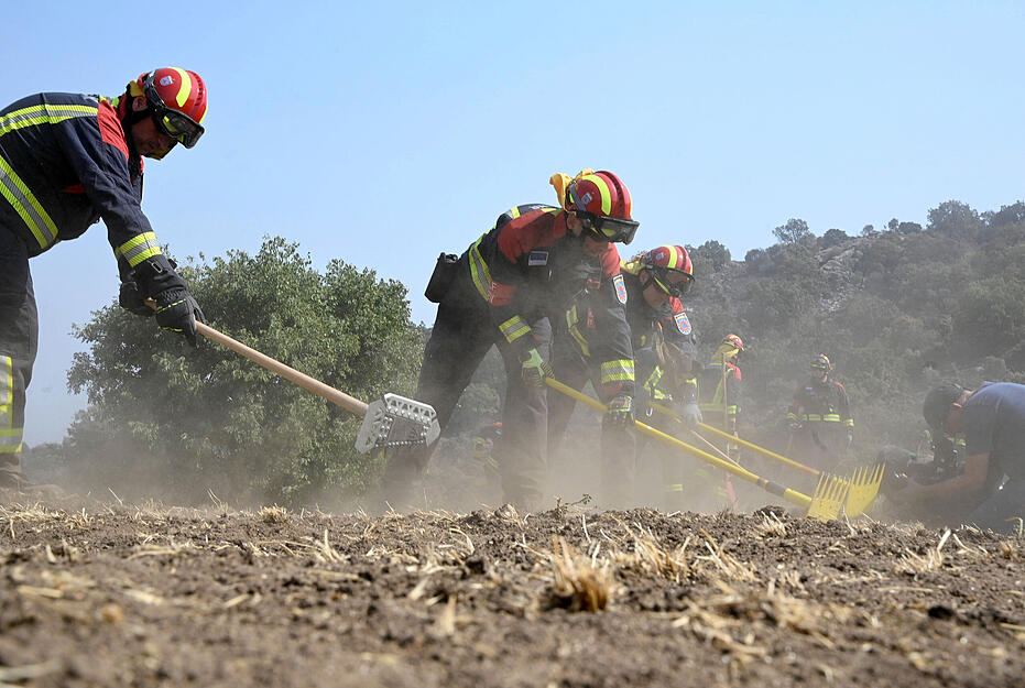 Feuerwehrleute aus Deutschland richten am Einsatzort in Spanien zeitaufw&auml;ndig eine sogenannte Safety Zone ein. Hierbei wird das ganze Gebiet von Vegetation befreit, damit die Einsatzkr&auml;fte einen sicheren R&uuml;ckzugsort haben, falls Feuer ausbrechen oder Winde sich drehen, gegebenenfalls einen sicheren R&uuml;ckzugsort zu haben.