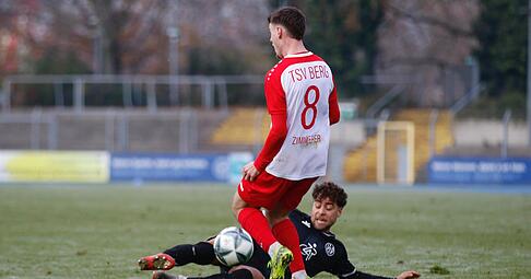 Ein Bild mit Symbolcharakter: Trotz einer starken Leistung gegen den TSV Berg liegen Darian Gurley und sein VfR am Ende am Boden.