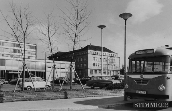 Zentraler Halt für Regionalbusse auf dem Wollhausplatz. Im Hintergrund die Kreissparkasse Ende der 1950er Jahre.