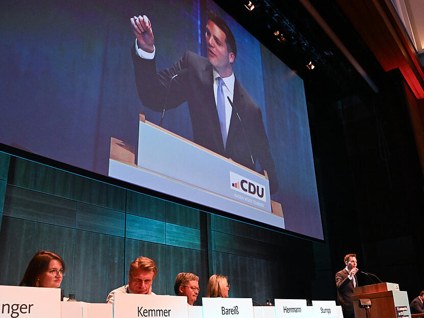 18.11.2023, Baden-Württemberg, Reutlingen: Manuel Hagel, Kandidat für den Landesvorsitz der CDU Baden-Württemberg, spricht beim Landesparteitag der CDU Baden-Württemberg. Nach dem angekündigten Rückzug von T.Strobl will Manuel Hagel für den Landesvorsitz kandidieren. Foto: Bernd Weißbrod/dpa +++ dpa-Bildfunk +++