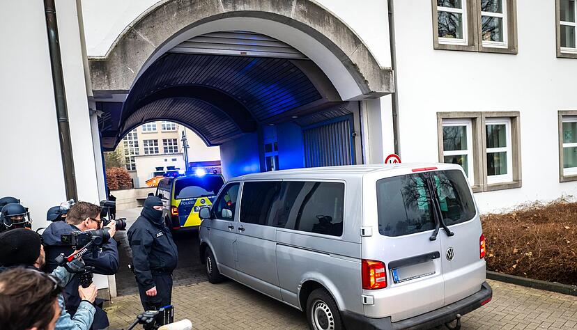 Daniela Klette wird mit einem Transporter zum Gerichtssaal gefahren.