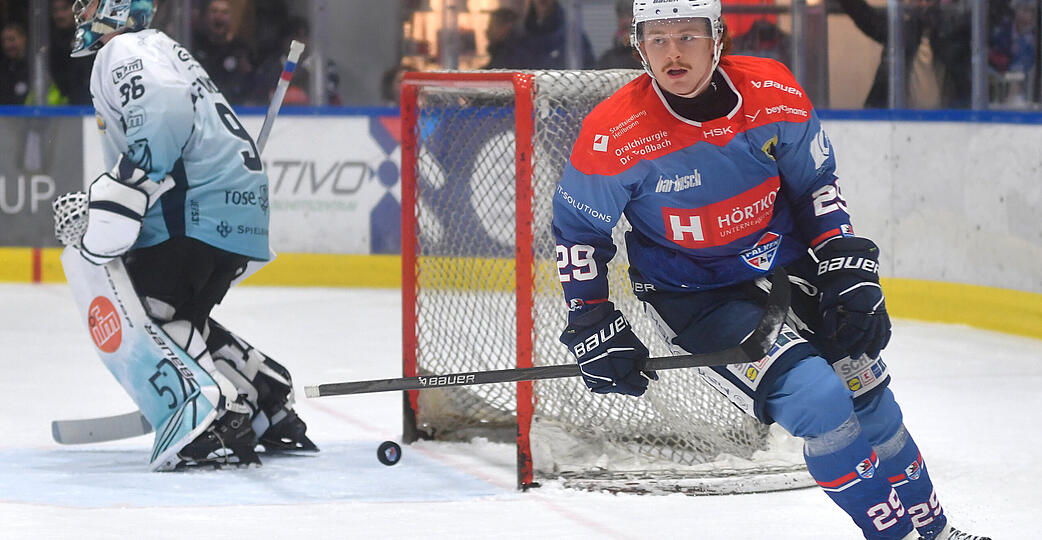 Die Heilbronner Falken haben ihre Spiele zuletzt mit einer gewissen Selbstverständlichkeit gewonnen, wie sie Calder Anderson (rechts) hier nach seinem Tor zum 1:0 gegen Lindau zur Schau stellt.