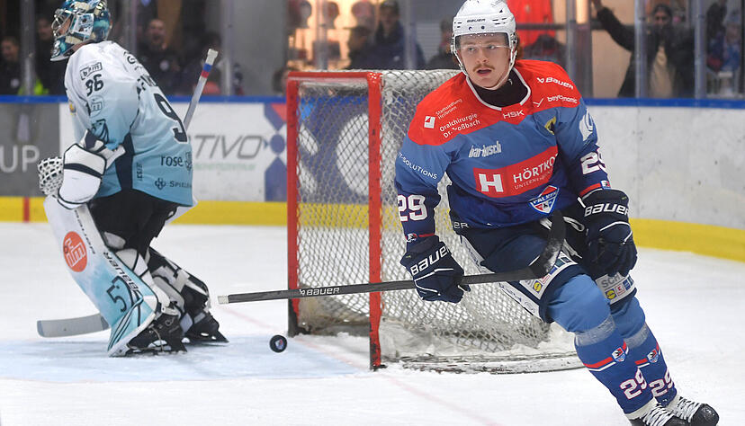 Die Heilbronner Falken haben ihre Spiele zuletzt mit einer gewissen Selbstverständlichkeit gewonnen, wie sie Calder Anderson (rechts) hier nach seinem Tor zum 1:0 gegen Lindau zur Schau stellt. Die Heilbronner Falken haben ihre Spiele zuletzt mit einer gewissen Selbstverständlichkeit gewonnen, wie sie Calder Anderson (rechts) hier nach seinem Tor zum 1:0 gegen Lindau zur Schau stellt.