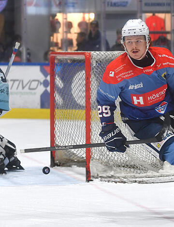 Die Heilbronner Falken haben ihre Spiele zuletzt mit einer gewissen Selbstverständlichkeit gewonnen, wie sie Calder Anderson (rechts) hier nach seinem Tor zum 1:0 gegen Lindau zur Schau stellt.