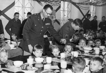 Die US-Army organisiert Weihnachstfeiern für deutsche Kinder.