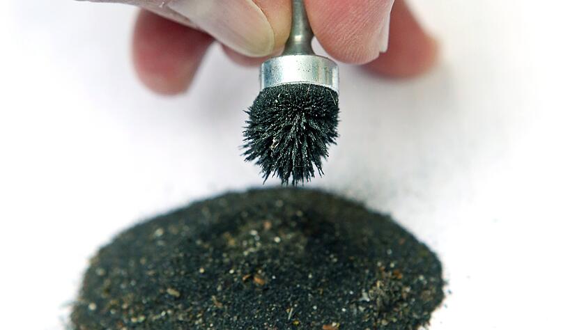 Michael Schmidt sammelte die Metallpartikel auf der Kellertreppe. Foto: Seidel