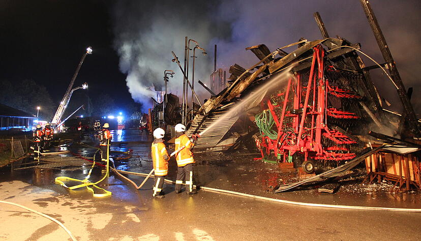 In der Nacht zum Dienstag ist die Halle eines Putenhofs vollständig abgebrannt. Etwa 5000 Tiere verendeten. In der Nacht zum Dienstag ist die Halle eines Putenhofs vollständig abgebrannt. Etwa 5000 Tiere verendeten.