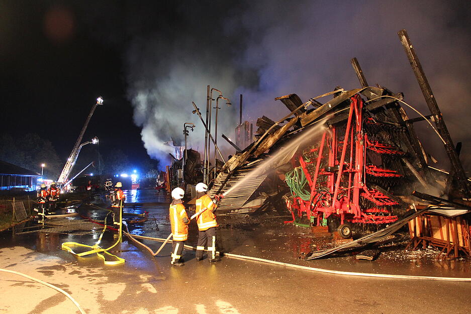 In der Nacht zum Dienstag ist die Halle eines Putenhofs vollständig abgebrannt. Etwa 5000 Tiere verendeten. In der Nacht zum Dienstag ist die Halle eines Putenhofs vollständig abgebrannt. Etwa 5000 Tiere verendeten.