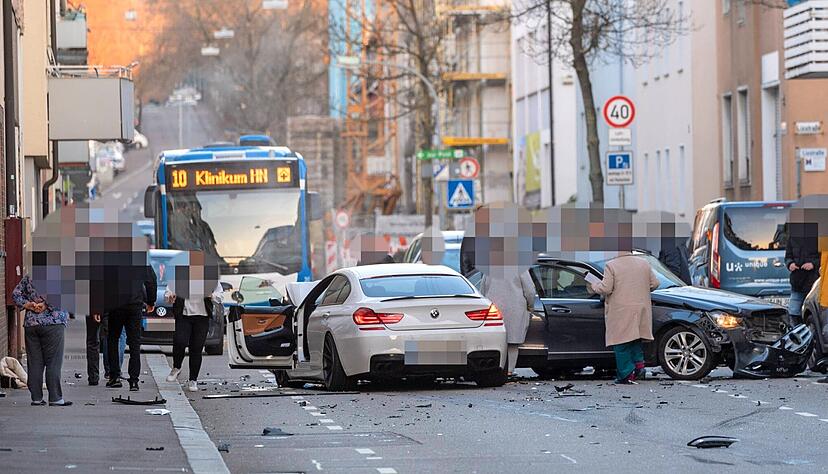 Beim Unfall in der Wollhausstraße starb ein Familienvater noch im Auto. Der Fahrer des weißen BMW muss sich seit August vor dem Landgericht verantworten. Die Kammer hält Mord für denkbar.
Foto: Archiv/Berger Beim Unfall in der Wollhausstraße starb ein Familienvater noch im Auto. Der Fahrer des weißen BMW muss sich seit August vor dem Landgericht verantworten. Die Kammer hält Mord für denkbar.
Foto: Archiv/Berger