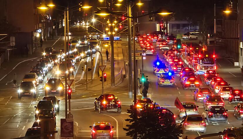 Nach dem Sieg der albanischen Nationalmannschaft gegen Serbien in der WM-Qualifikation feierten Fans in Heilbronn das 0:1 mit einem Autokorso – nicht nur auf der Allee. Nach dem Sieg der albanischen Nationalmannschaft gegen Serbien in der WM-Qualifikation feierten Fans in Heilbronn das 0:1 mit einem Autokorso – nicht nur auf der Allee.