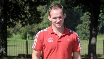 Robert Göthner spaziert in Leipzig mit Krücken. Robert Göthner spaziert in Leipzig mit Krücken.