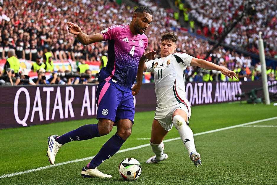 Jonathan Tah: Er stand in der 29. Minute bei einem Schuss von Dominik Szoboszlai genau richtig im Weg. In der 57. Minute wurde er von den Fans für eine Rettungsgrätsche gefeiert. Tah hat seinen Stammplatz völlig zu recht.
Note: 2 Jonathan Tah: Er stand in der 29. Minute bei einem Schuss von Dominik Szoboszlai genau richtig im Weg. In der 57. Minute wurde er von den Fans für eine Rettungsgrätsche gefeiert. Tah hat seinen Stammplatz völlig zu recht.
Note: 2