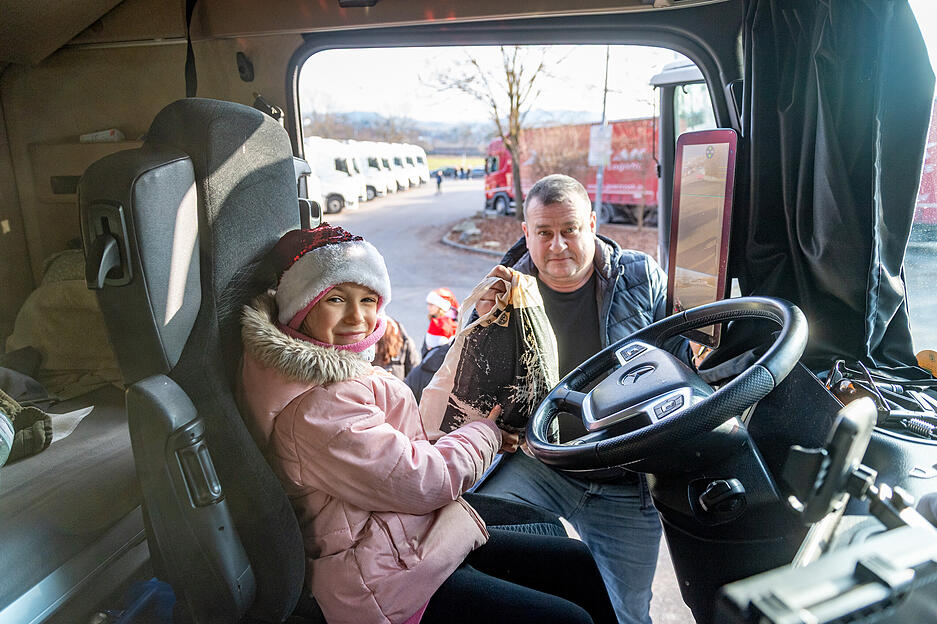Rebecca Seeber darf bei Nicolai im Truck kurz Platz nehmen. Der Fahrer ist f&uuml;r eine polnische Spedition unterwegs und verbringt Weihnachten bei Ilsfeld auf einem Parkplatz.