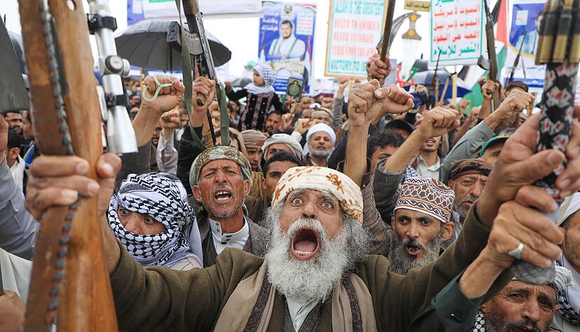 Die Huthi-Anhänger reklamieren einen Raketenangriff auf Israel für sich. Die Huthi-Anhänger reklamieren einen Raketenangriff auf Israel für sich.