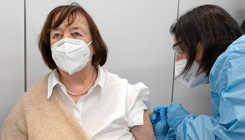 Erste Patientin im Impfzentrum Heilbronn: Hannelore Müller aus Oedheim. An Tag eins erhielten hier 76 Bürger die erste Dosis. Das Zehnfache ist möglich. Foto: Andreas Veigel