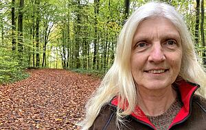 Kaum jemand kennt den Schwaigerner Friedwald so gut wie Elisabeth Walch. Die Försterin ist seit seiner Eröffnung für ihn mit zuständig.
Fotos: Susanne Schwarzbürger Kaum jemand kennt den Schwaigerner Friedwald so gut wie Elisabeth Walch. Die Försterin ist seit seiner Eröffnung für ihn mit zuständig.
Fotos: Susanne Schwarzbürger