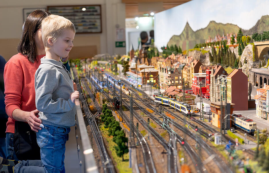 Nach einem verheerenden Brand öffnet die Modelleisenbahn der Freizeit- und Betriebssportgemeinschaft (FBSG) der EnBW in der Heilbronner Ohmstraße wieder ihre Türen. Und das fasziniert auch die jüngsten Besucher. Nach einem verheerenden Brand öffnet die Modelleisenbahn der Freizeit- und Betriebssportgemeinschaft (FBSG) der EnBW in der Heilbronner Ohmstraße wieder ihre Türen. Und das fasziniert auch die jüngsten Besucher.