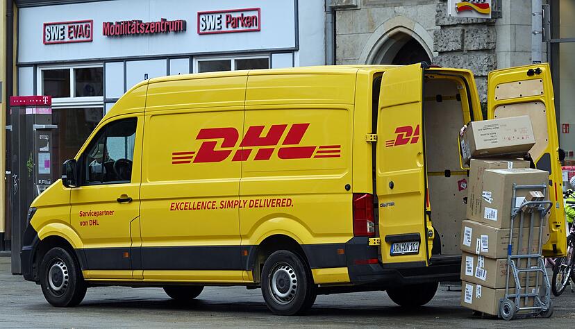 Raus mit den Paketen und ab zu den Empf&auml;ngern: ein DHL-Transporter im Einsatz. (Archivbild)