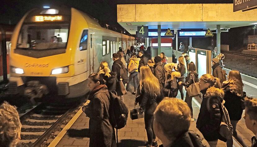 Pendler warten am Freitagmorgen in Bad Friedrichshall auf den Regionalexpress Richtung Heilbronn und Stuttgart. Außer Go-Ahead fährt auch Abellio auf diesem Abschnitt der Frankenbahn. 
Foto: Ralf Seidel
