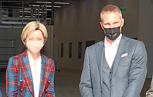 Weg frei zu den Laboren: Beiratsmitglied Jan Philippiak und die Ministerin.